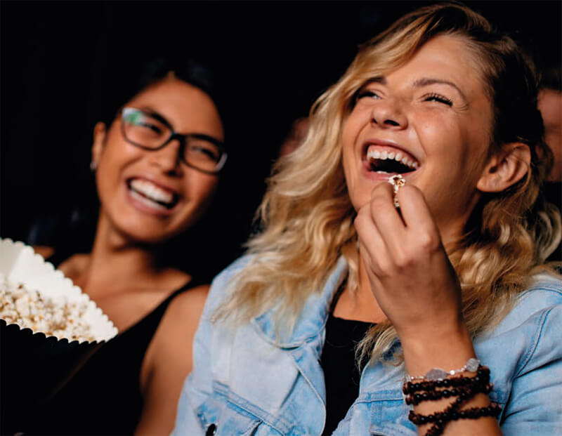 Zwei junge Frauen im Kino