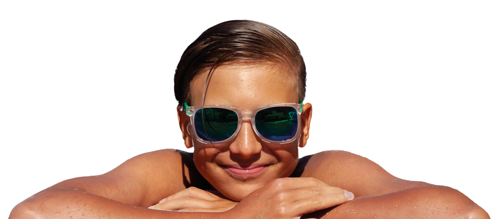 Junge mit Sonnenbrille im Wasser